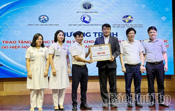Phú Thọ: Trao tặng 40 giường cấp cứu cho Bệnh viện Sản Nhi Vĩnh Phúc